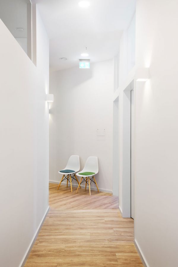 separate Sitzmöglichkeit vor einem Behandlungszimmer